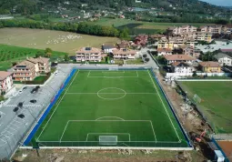 Il nuovo campo da calcio in erba sintetica